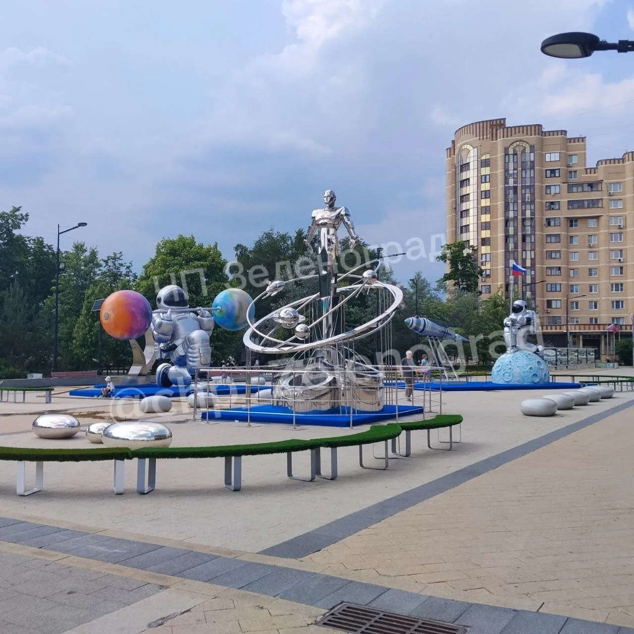 🪐 На площади Юности появилась арт-композиция на космическую тематику с явной отсылкой к памятнику Г