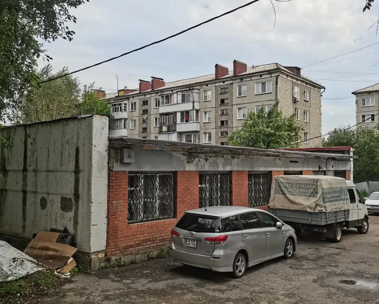 На торги выставили здание муниципальной УК. Проблема в том, что там работает частная