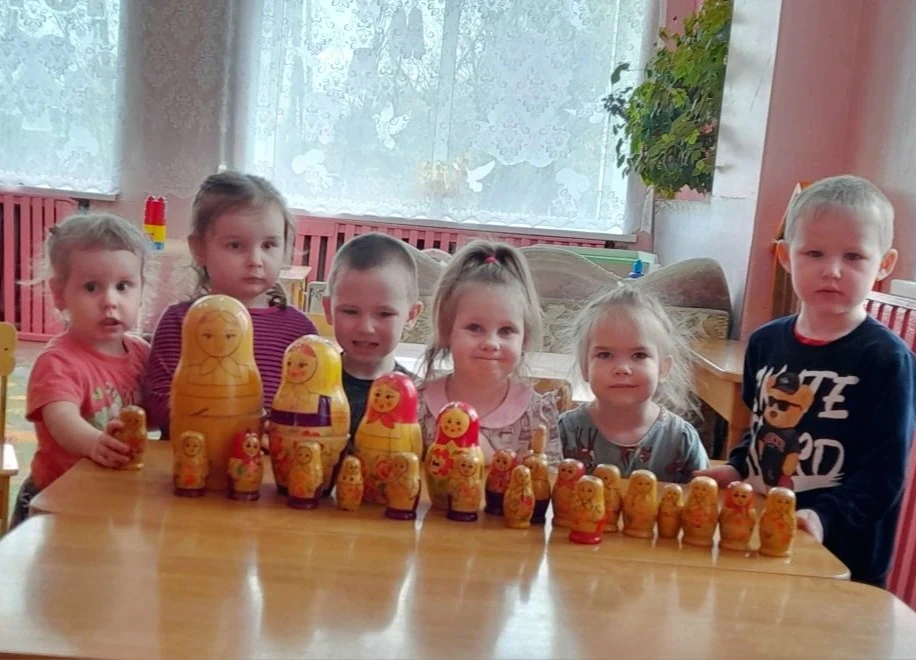 Сегодня дети познакомились   с символом России – матрёшкой. Дети  слушали рассказ о дер...