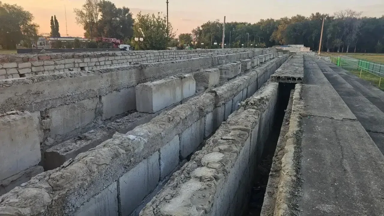 Стартовали работы по замене трибун на стадионе села Донского.