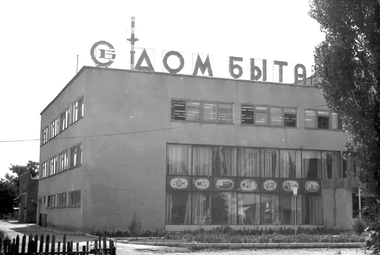 Дом бытовых услуг в станице Гиагинской Адыгейской автономной области. Сдан в эксплуатац...