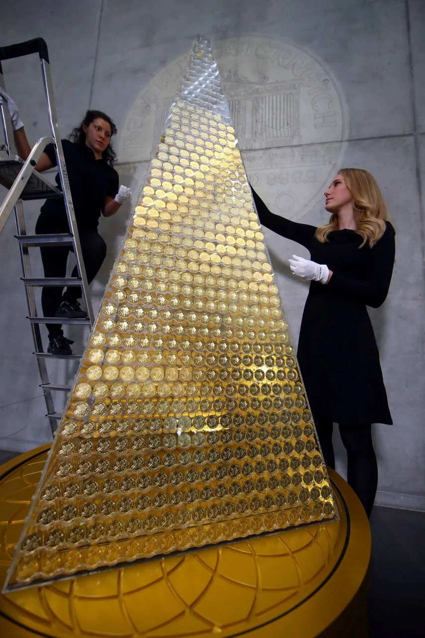 Вот вам мой рейтинг безумных (и безумно дорогих!) елок.   Открывает топ елка Swarovski в Гонконгском
