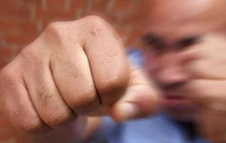 В Сыктывкаре мужчина избил троих 14‑летних подростков в раздевалке фитнес‑клуба.