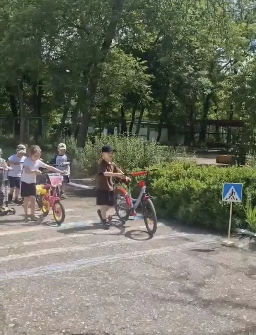 В старшей группе «Чебурашка» прошел день «Велосипеда».Это отличный способ привить детям...