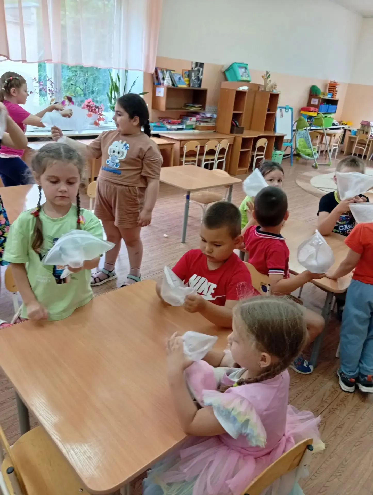 🌿🌬️ В рамках экологической недели наши "Любознайки" активно изучали свойства воздуха!...