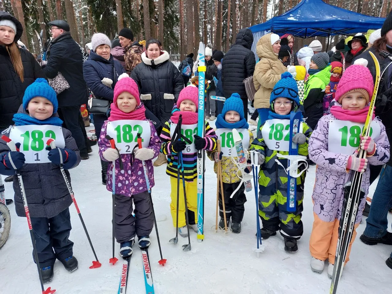 🟣 Захватывающие лыжные гонки: маленькие чемпионы на старте! ⛷️ 🏂❄️ Сегодня наши дошкольники, педагог
