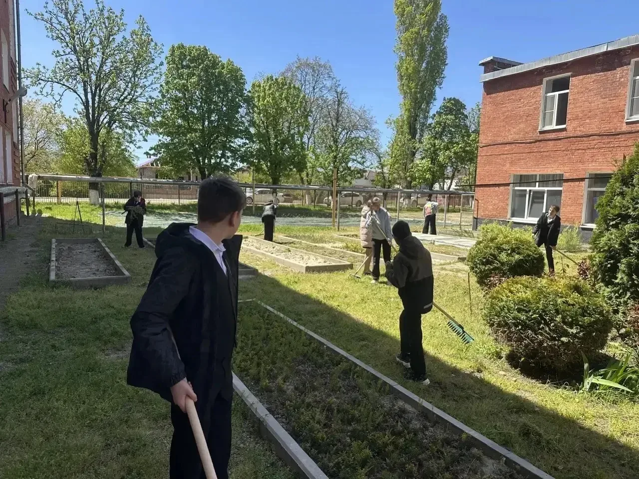 🌱 Сегодня в нашей школе прошёл Всероссийский субботник, посвящённый Первомаю!  Активисты школы дружн