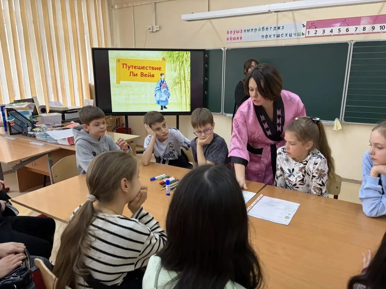 Сегодня в школе проходит День Китая «Код Китая»!  Для учеников 2‑х классов организованы мастер‑класс