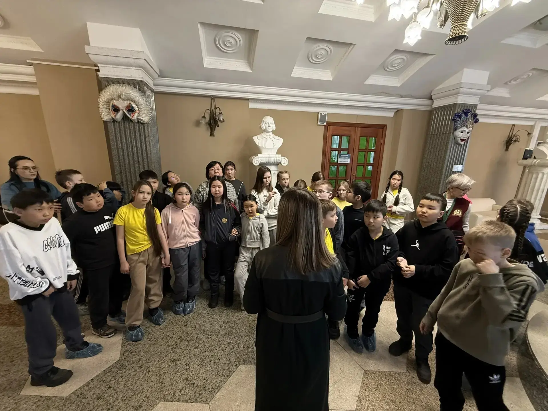 ✨ Волшебное путешествие за кулисы! ✨  ❓А вы знаете, где в театре прячутся волшебные шляпы? А кто заж