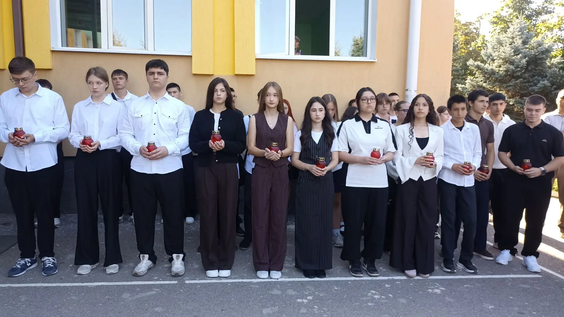 Сегодня в нашей школе состоялась торжественная линейка, посвящённая Дню солидарности в ...