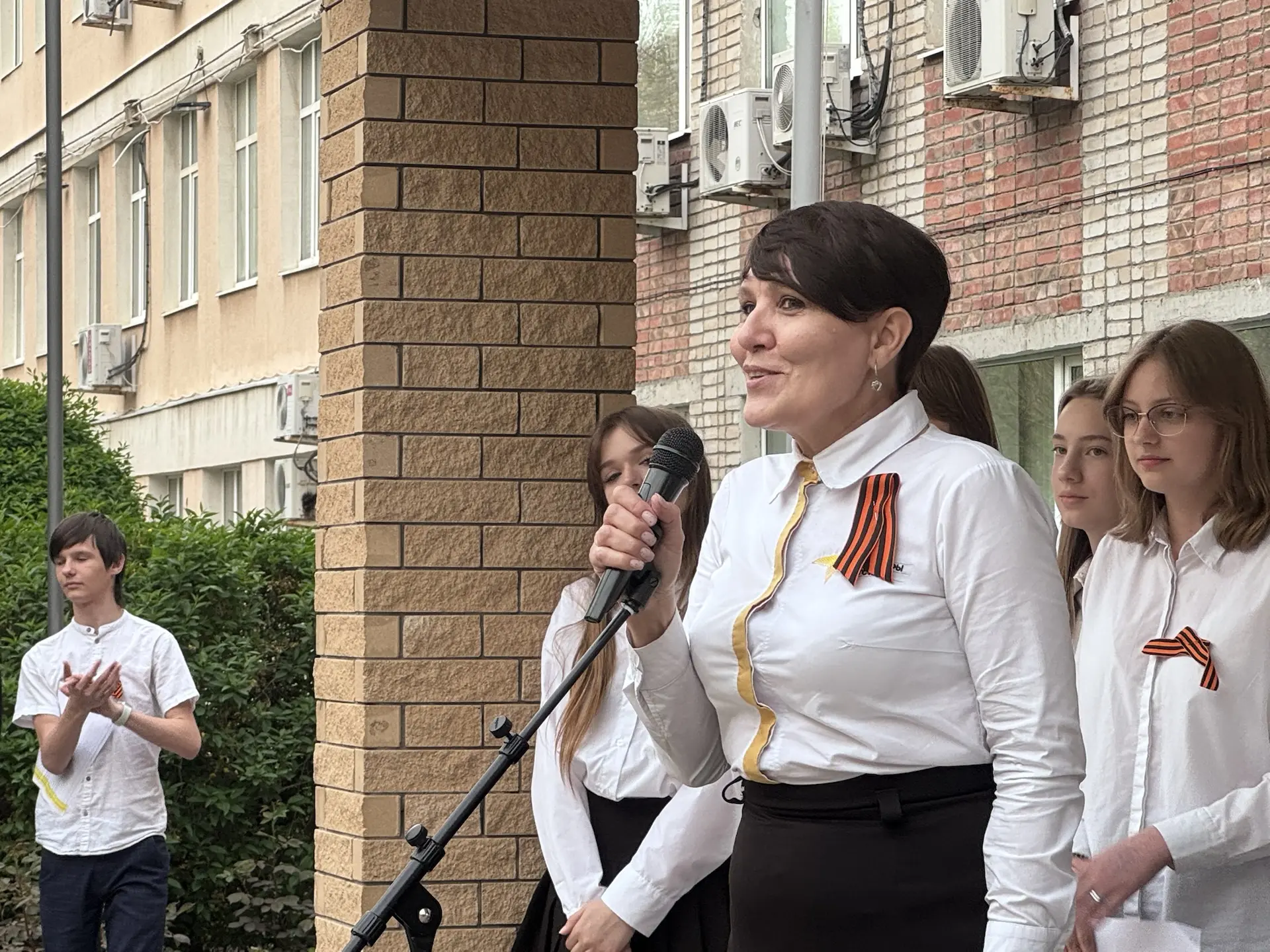 Традиция , которая объединяет: как мы пели 8 мая в нашей школе.  🎶8 мая в 6 часов вечера двор Аксайс