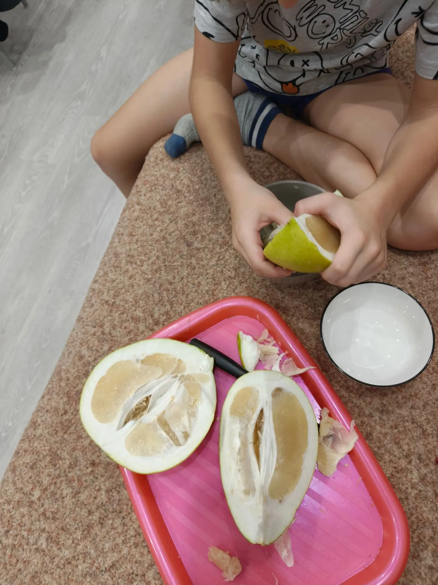 Помело — это наш семейный «тест на терпение», но только не для Арсюхи! 🍊 Пока я только...