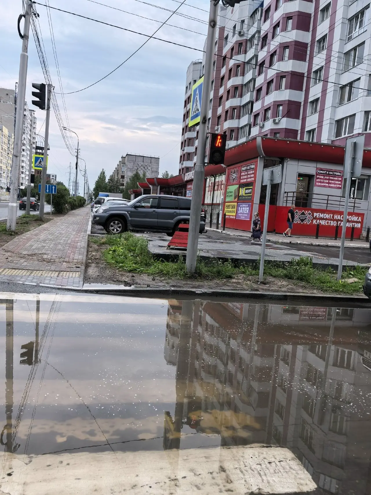 Лужи на Югорской снова стали поводом для жалоб

Жители Сургута напоминают, что после дождей на улице