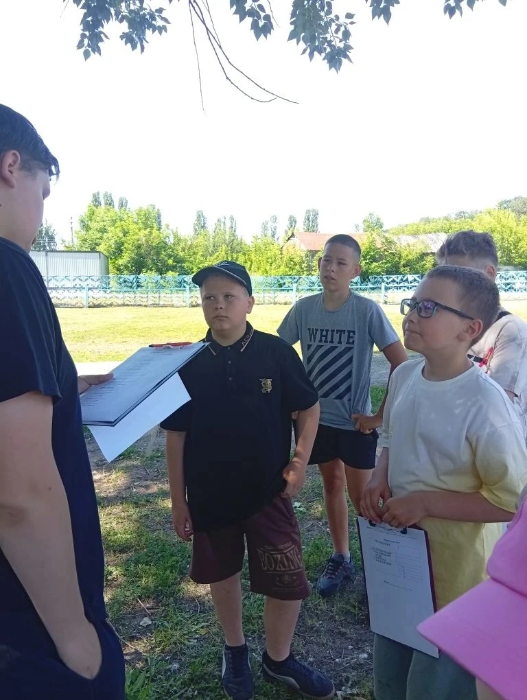🌞 Утро. Зарядка. Друзья.

В лагере «Солнышко» день посвятили самому важному — дружбе! Вспомнили зна