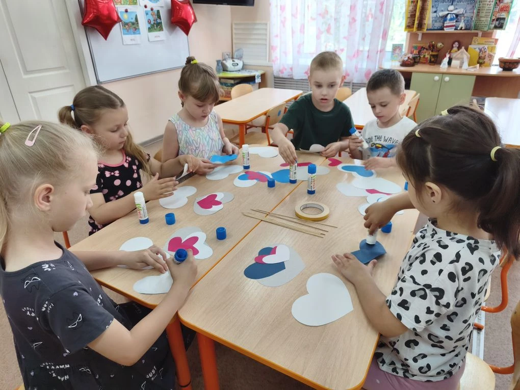 Акция «Сердце России». ❤
В логопедической группе 6 ребята изготовили поделки в форме сердца, оформле