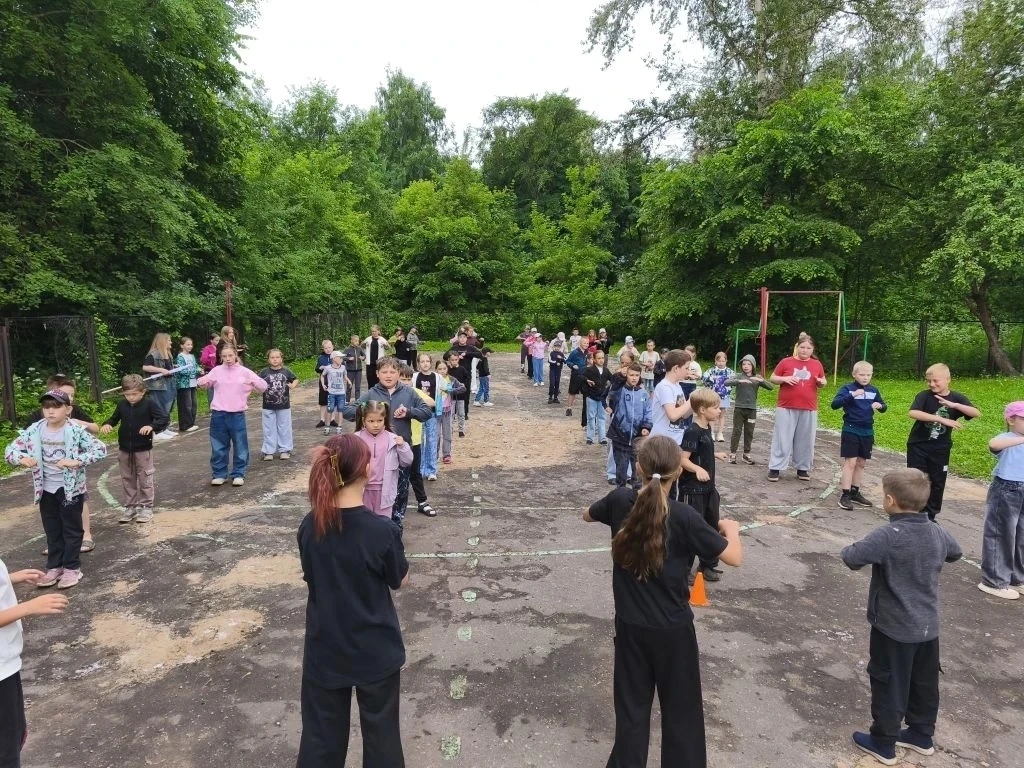 🗓️ День 1️⃣3️⃣ в лагере: полный открытий, творчества и смеха. 
🏳️ Линейка – настрой на целый день.