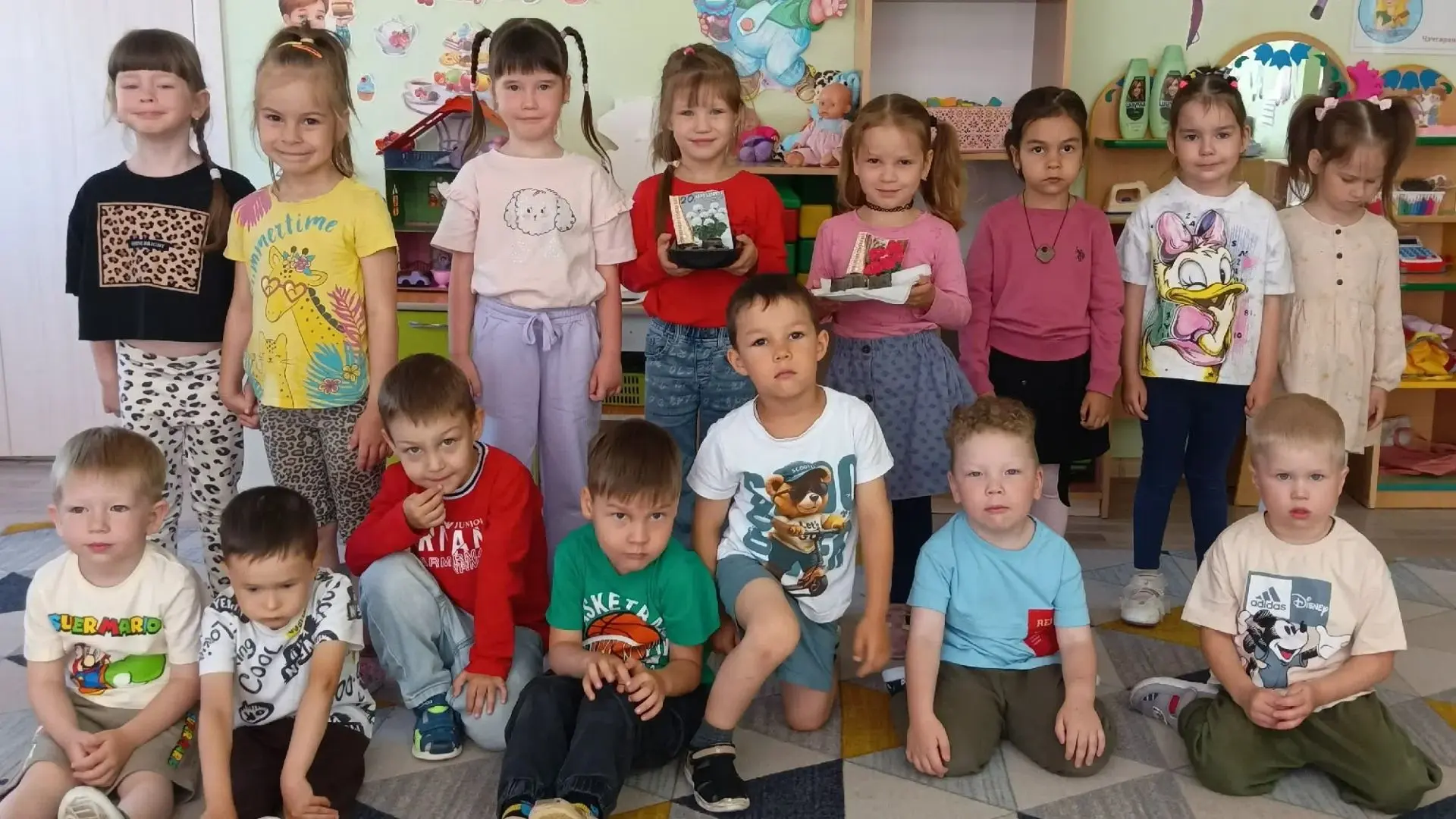 В средней группе «Сказка» педагог ( Мухамадиярова И. И) продолжается тематическая «Цветочная неделя»