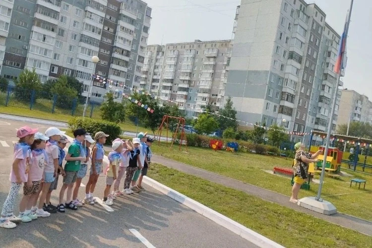 🇷🇺 А у вас как начинается понедельник?
У нас - бодро и торжественно! Утренняя линейка, гимн и подн