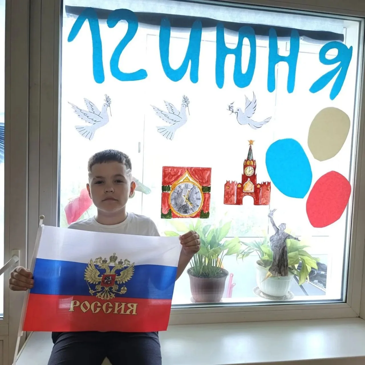 Ученик 2 "В" класса Алексеев Андрей принимает участие в акции "Окна России". #Росдетцен...