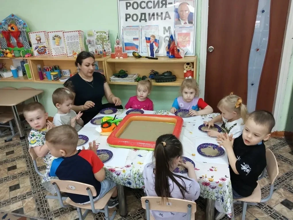 Одним из самых интересных и занимательных дел в детском саду экспериментирование. В мла...