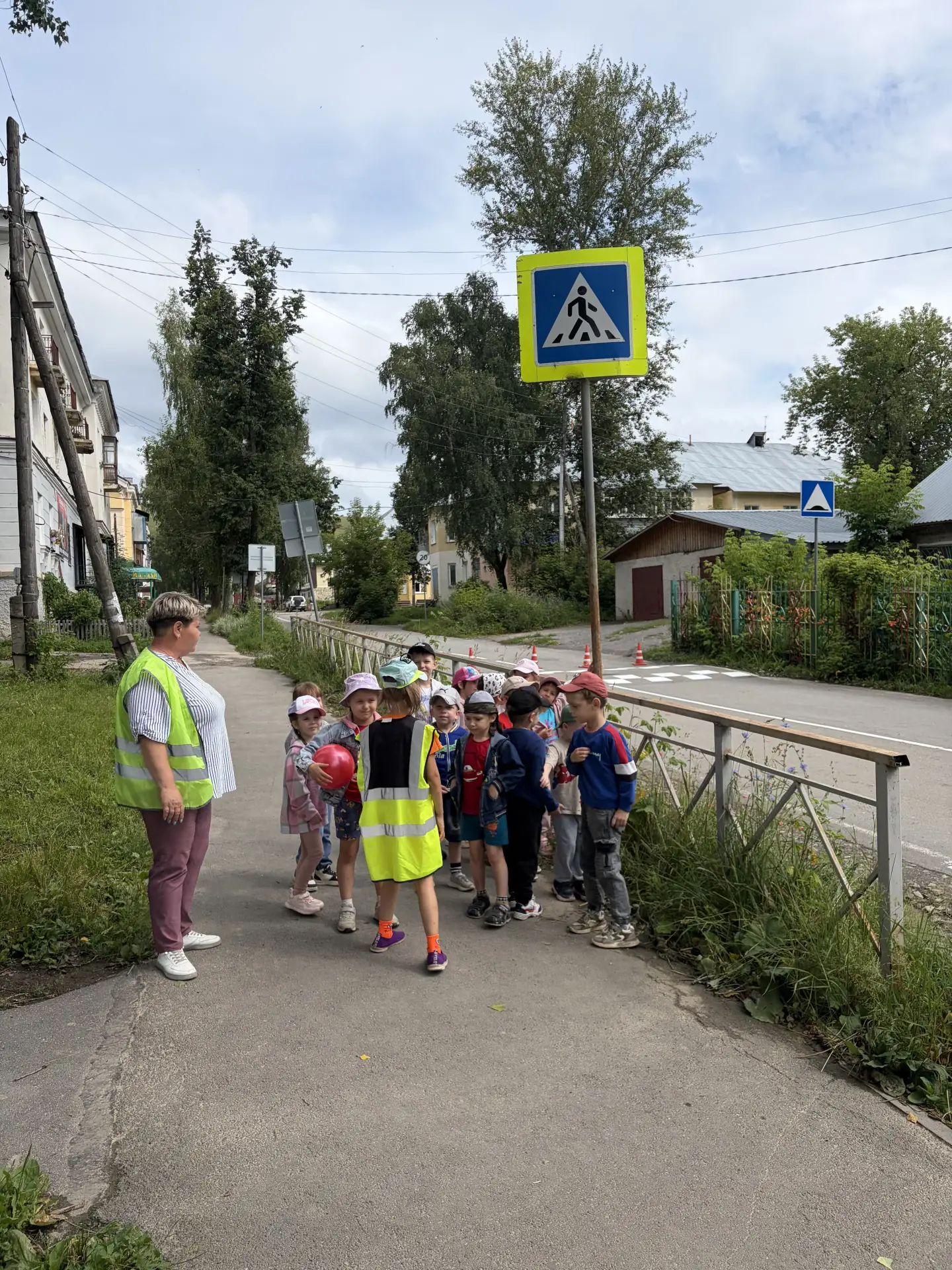 📸 Спортивный десант!
Сегодня дети старшей логопедической группы вышли на школьный стадион, по пути 
