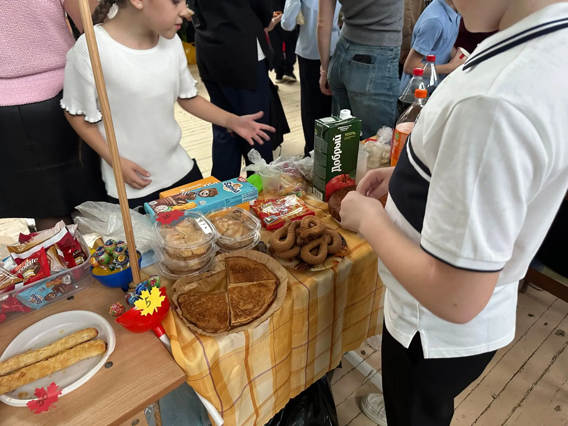 Ярмарка нашей школы! Я продавала кексики, , конфетки, мармеладки! Все очень вкусно и кр...