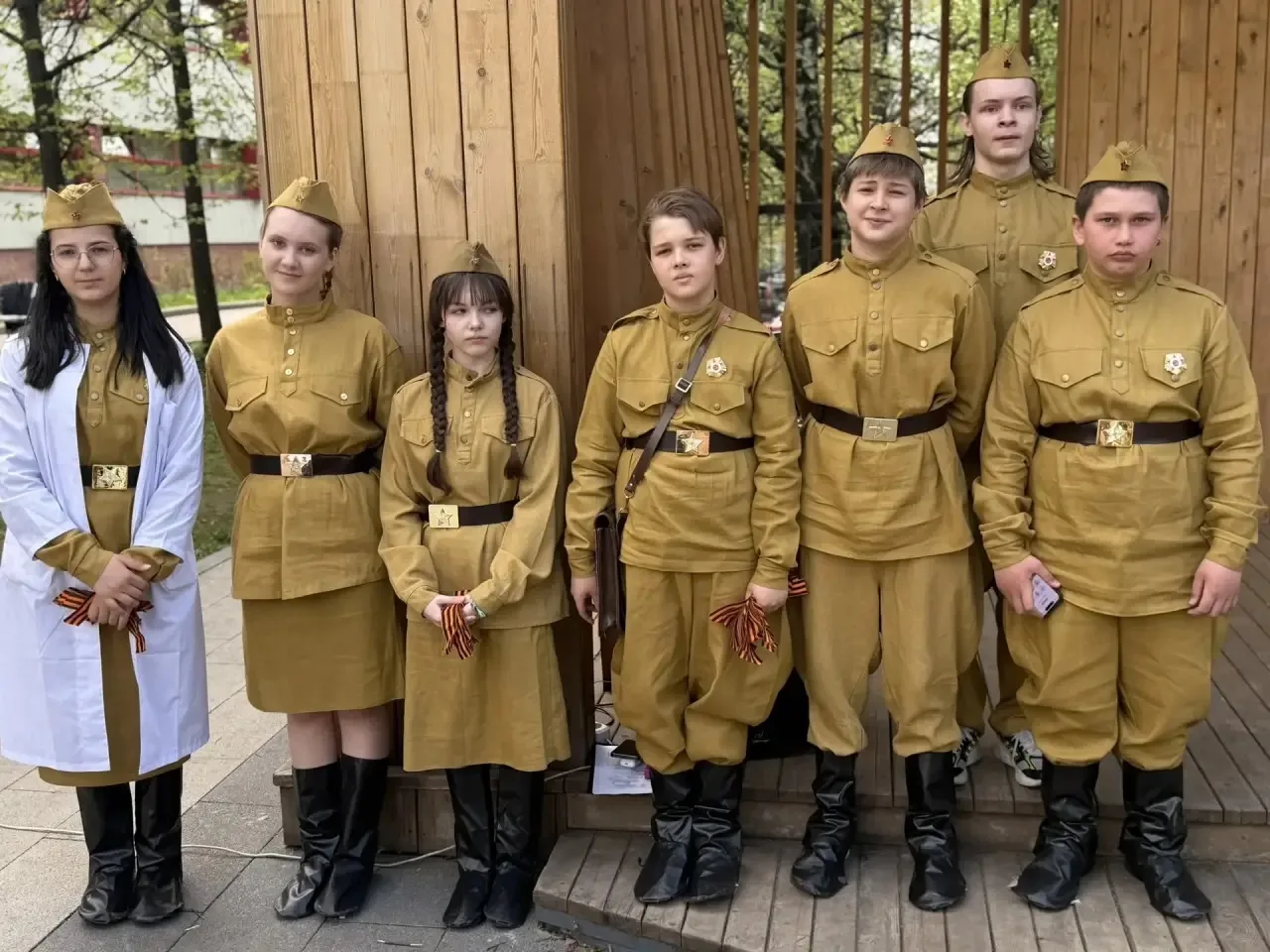 🕯️Нам не забыть об этих днях…   Активисты нашей школы под руководством педагога‑организатора Натальи