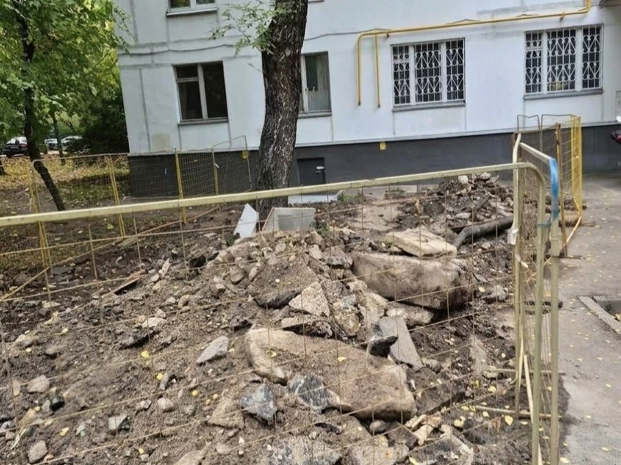 ⚠️ После аварийных работ у дома на улице Академика Королёва оставили разруху
