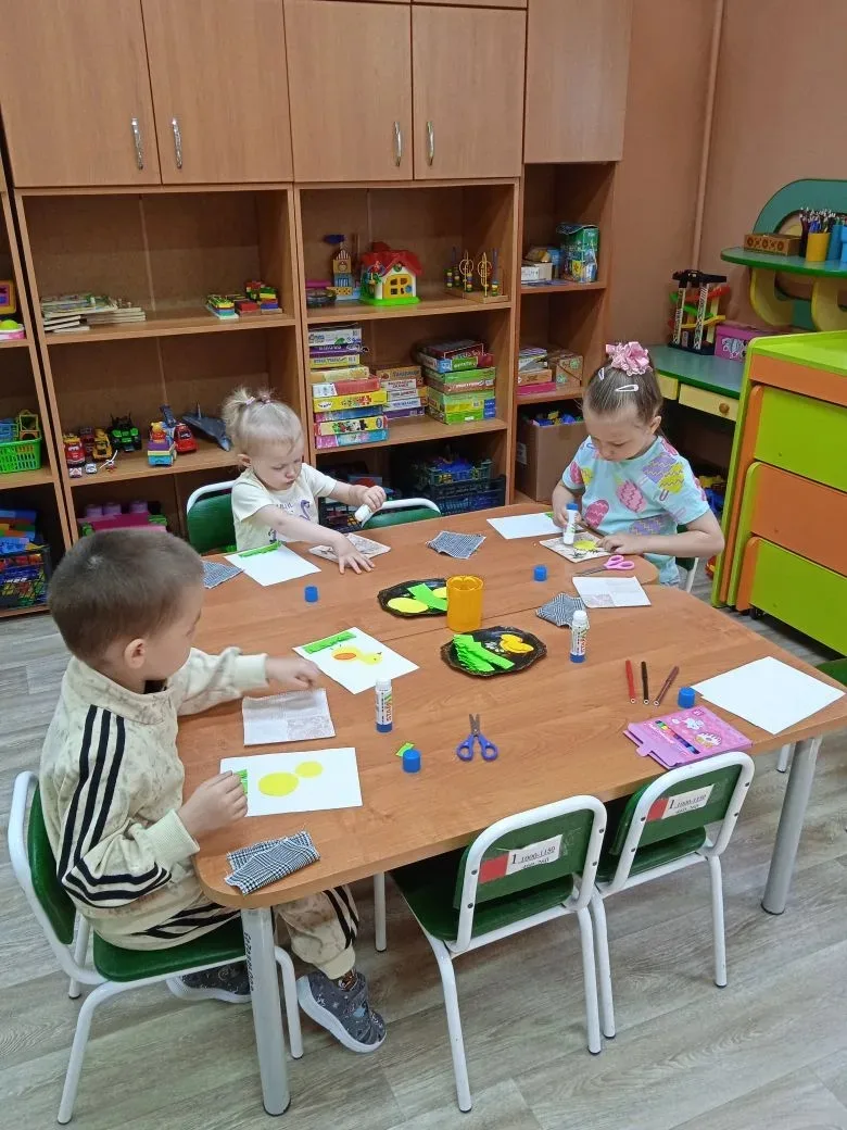 Аппликация "Цыплята на лугу" в младшей- средней смешанной группе. Составление композици...