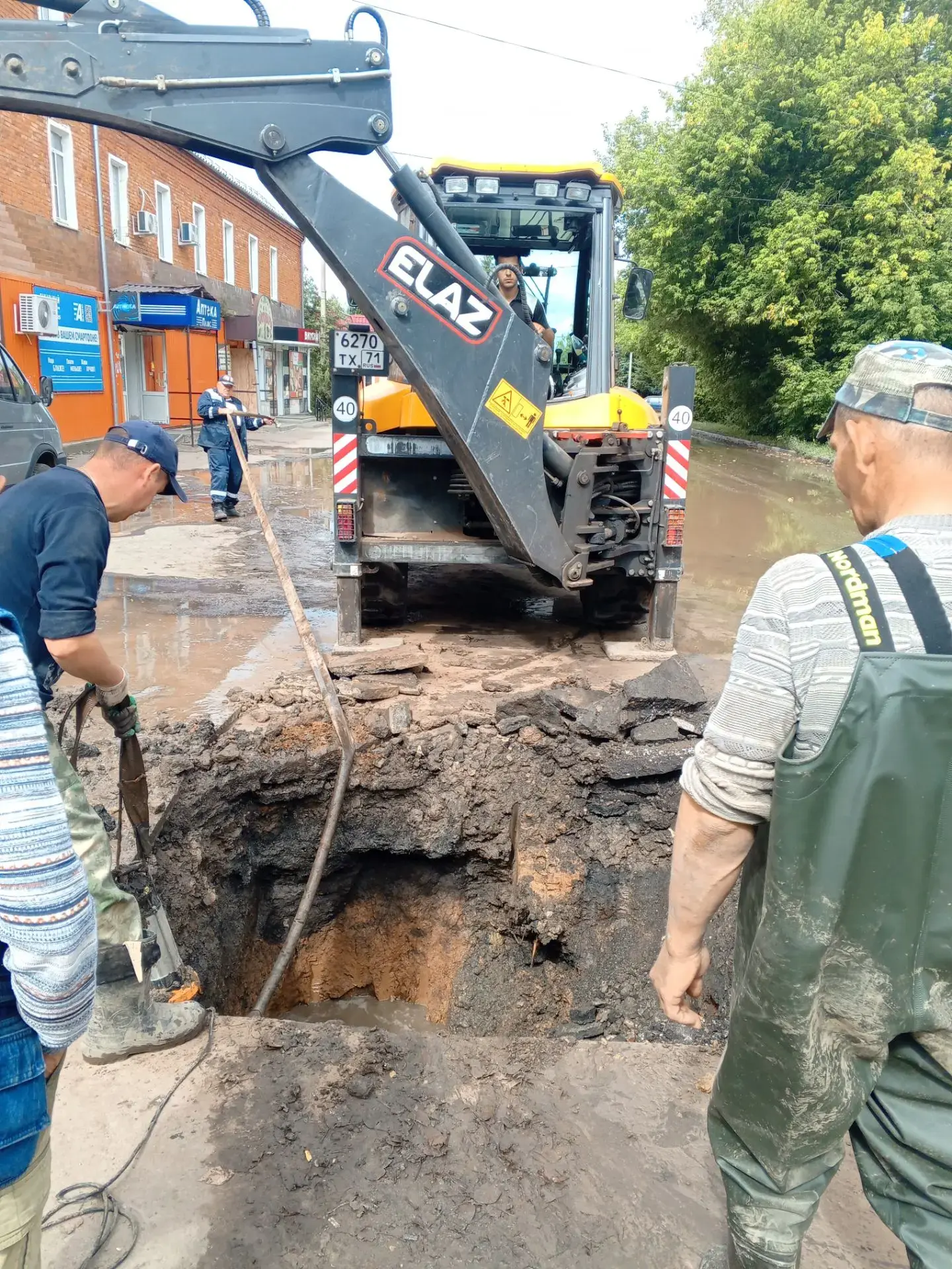 Специалисты МКП «ВКХ г. Донской» устранили повреждение на трубопроводе холодного водосн...