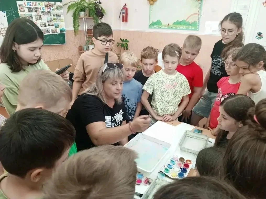 Скучать в пришкольном лагере просто некогда: каждый день ребята проводят активно — много гуляют, игр