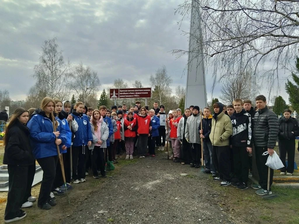 СУББОТНИК ПАМЯТИ ⭐⭐⭐⭐⭐⭐⭐⭐ Говорят, человек жив, пока о нем помнят. 🎓Ученики школы №3 доказали это де