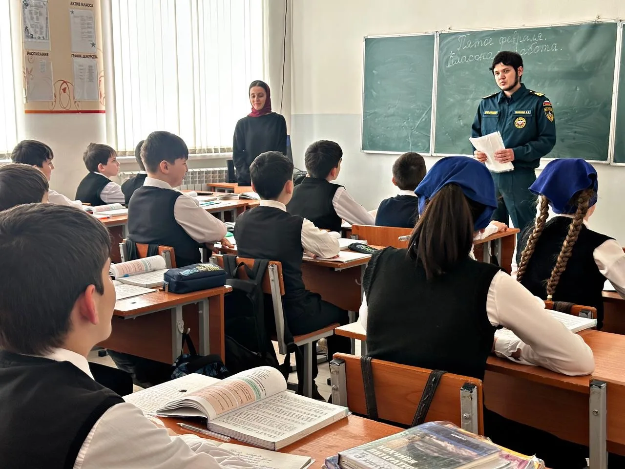В нашей школе прошла профилактическая беседа по вопросам безопасности. Сотрудник МЧС Тарамов Акраман