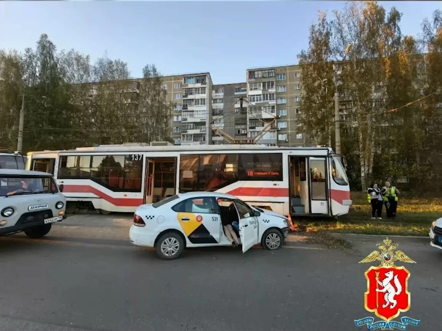 Бесправница врезалась в трамвай с пассажирами. ДТП произошло на улице Юности, вечером 3...