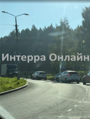 У городской поликлиники на ул.Емлина, 22 произошло ДТП, сообщают очевидцы, возможно, сб...