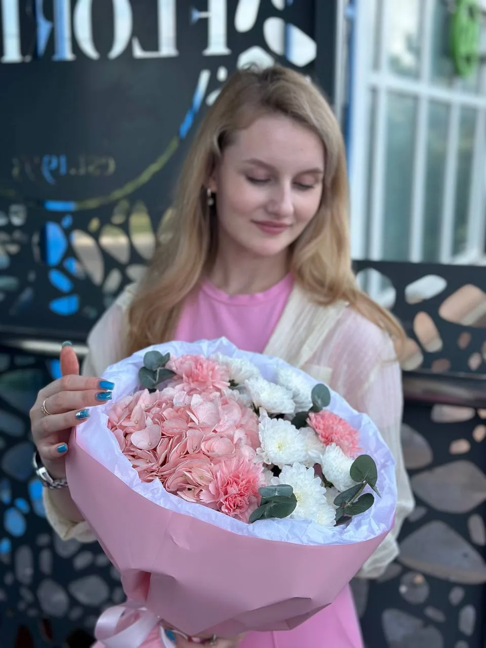Нежный, яркий и по-настоящему праздничный букет для маленького героя большого дня 💐