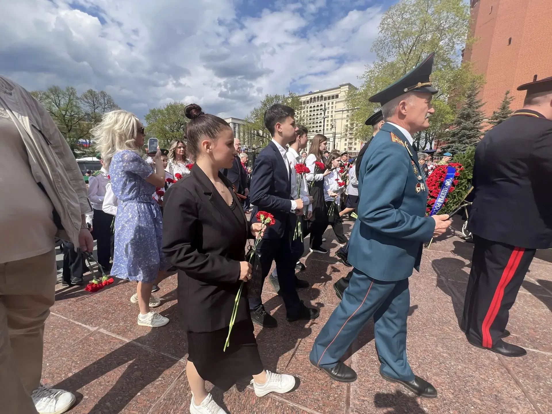Ученики Опалиховской гимназии приняли участие в церемонии возложения цветов к могиле Неизвестного со