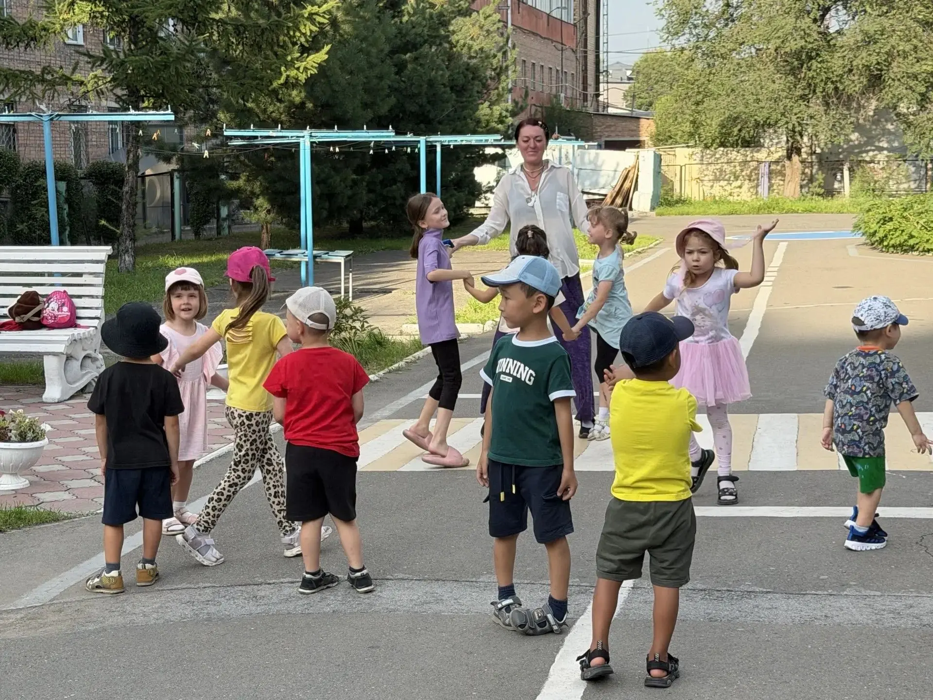 ☀️День дворовых игр☀️В нашем детском саду было необычно шумно, звонко и по-настоящему с...