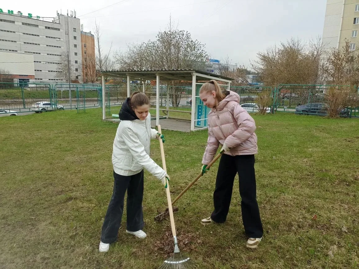 «Чисто-чисто и красиво: На участке и вокруг! Улыбаемся счастливо — В честь весны подарок милый Получ