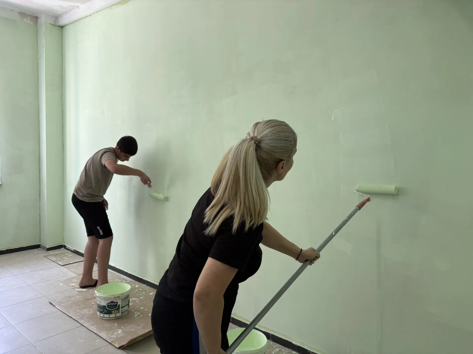 🎨✨ Сегодня в нашей школе прошёл трудовой десант по покраске - и результат превзошёл ожидания! Учите