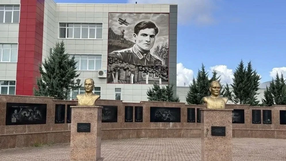 😍В Торбееве появился мурал в честь Михаила Девятаева