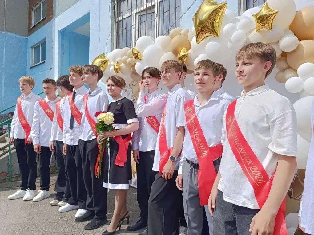 Сегодня для наших девятиклассников прозвенел Последний звонок.🔔🔔🔔  9 лет — это целая эпоха. В этих с