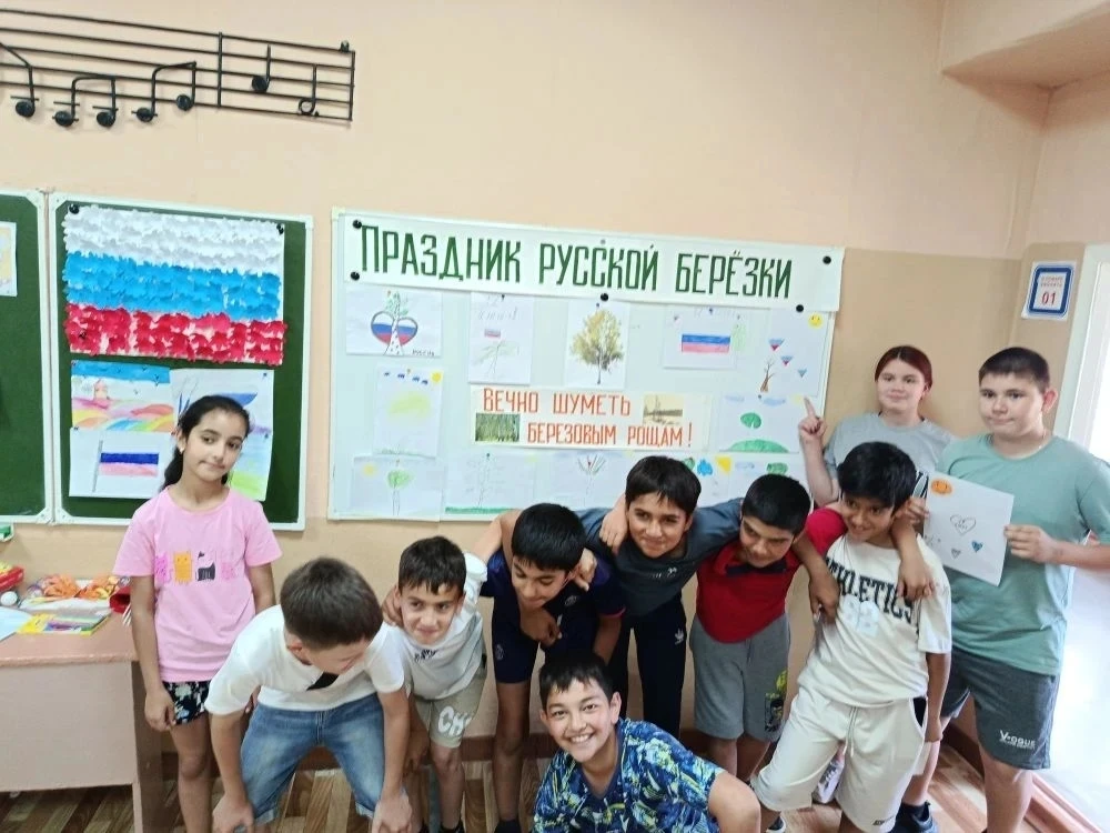 В честь празднования Дня России воспитанники ЛОЛ приняли участие в акции "Рисуй, Россия".
Дети рисов