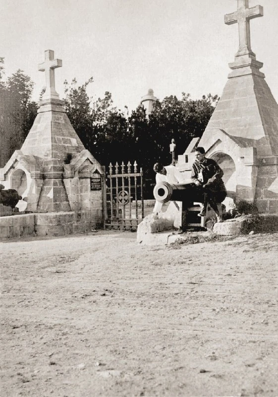 🤔 Узнаёте это место? На снимке — ворота кладбища, фото сделано в 1925–1930 годах.