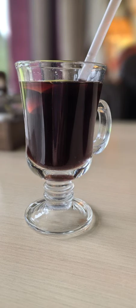 Отдыхаем 👍  Мы снова в Лесных далях. На Пасху у нас уже традиция.   Как думаете, что у нас в бокалах