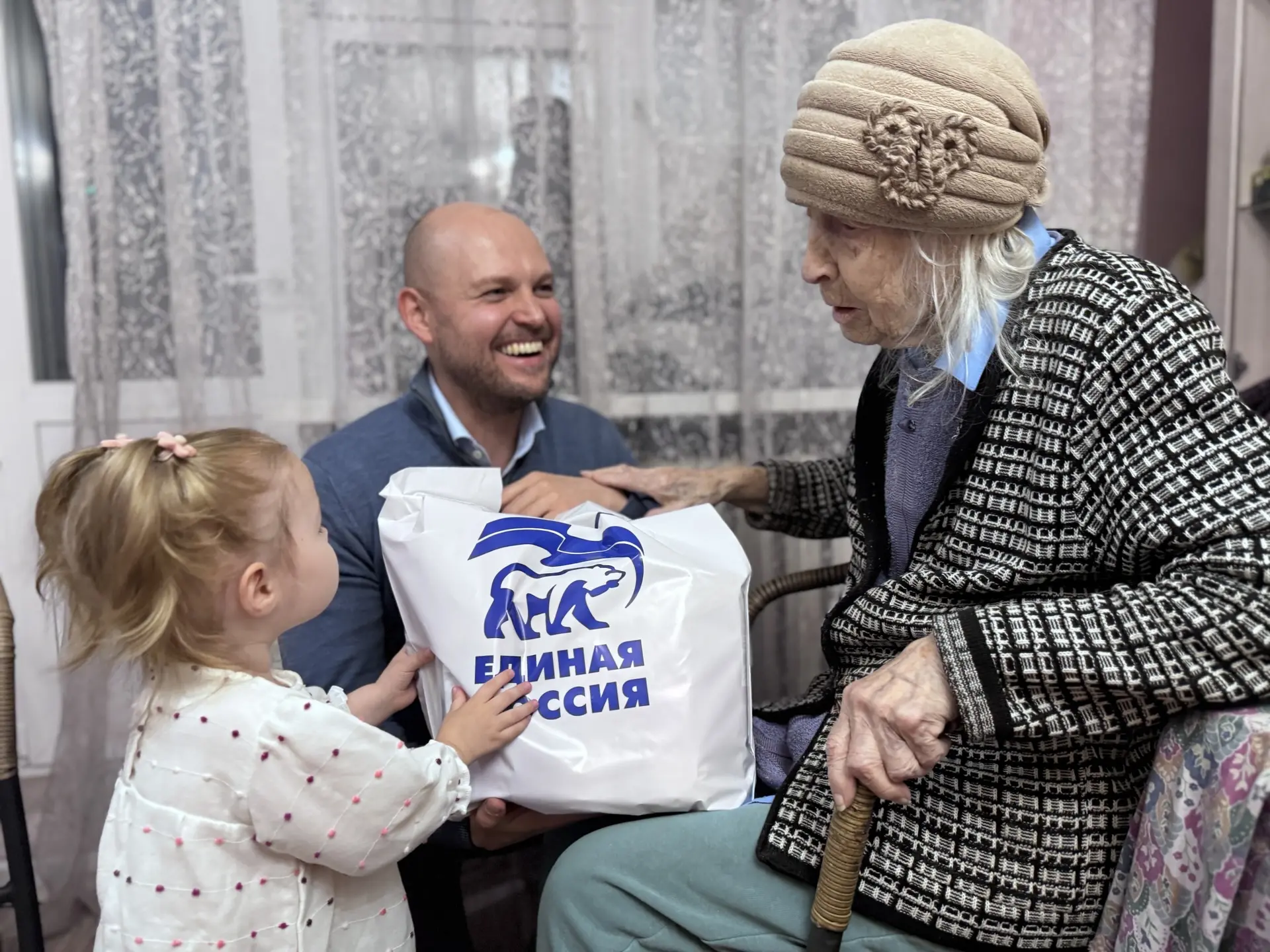 👵🏽В День пожилого человека партийцы поздравили наших представителей старшего поколени...