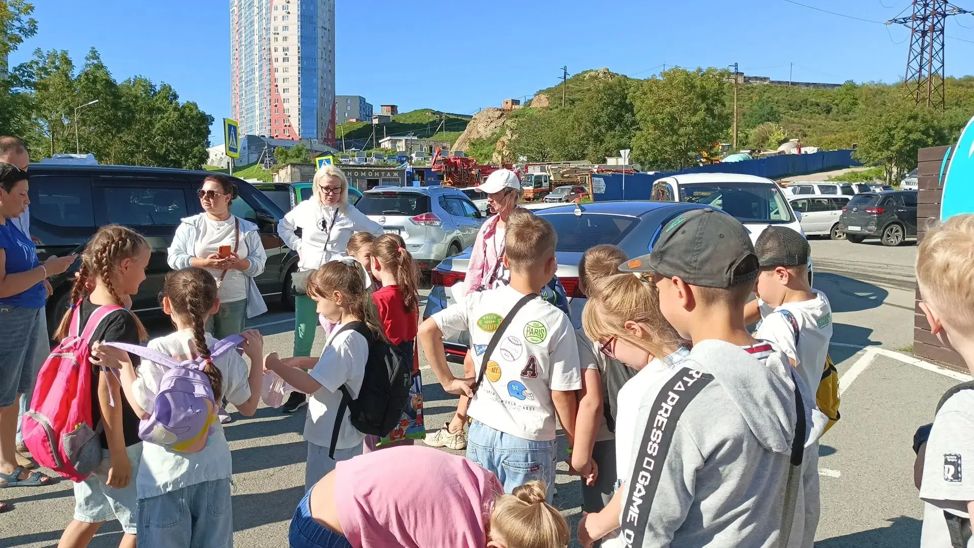 Сегодня Владивосток радует всех хорошей погодой, поэтому и младшие, и старшие ученики р...