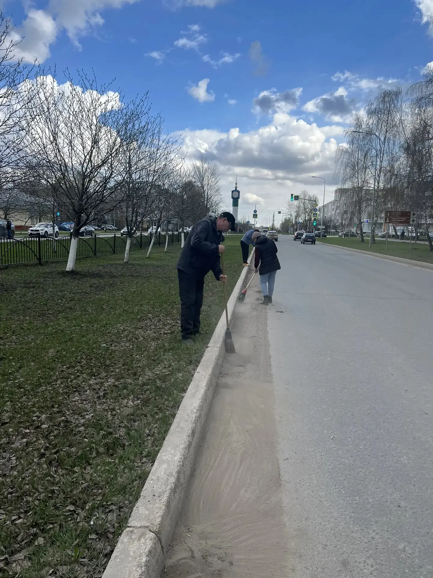 Педагогический коллектив нашей школы присоединился к городскому субботнику.    Безнең мәктәпнең укыт