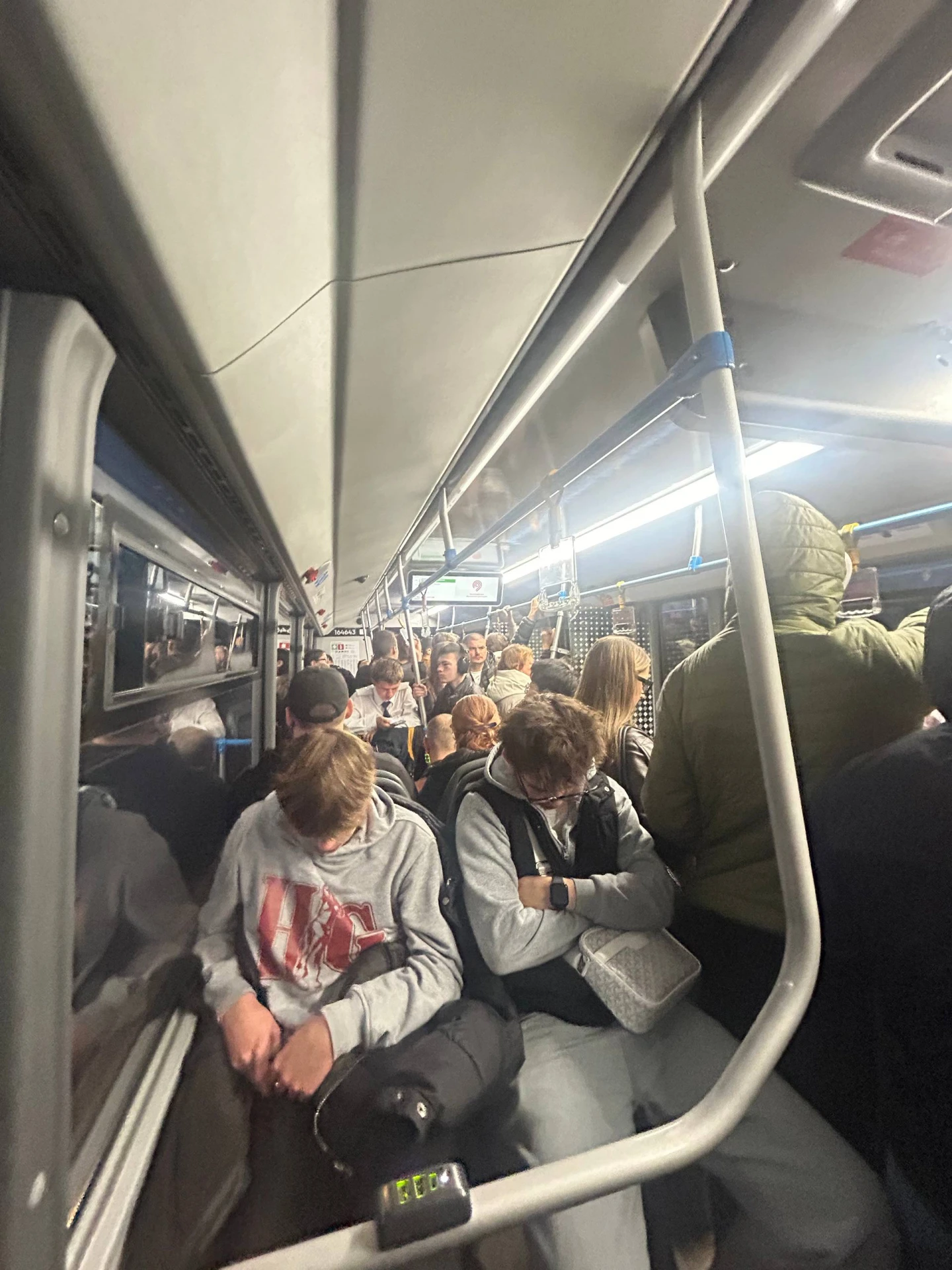 От читателя: Утро 05.10.26, автобус Е142 Кузовлево — м. Тёплый Стан полностью забит уже...