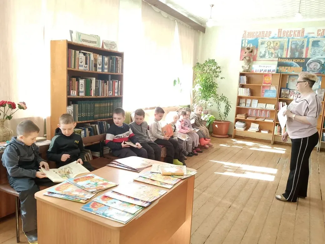На прошлой неделе в сельской библиотеке для ребят старшей группы прошел литературный ча...